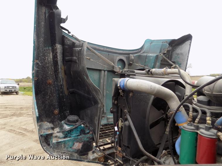 image for item DA0685 2002 Mack CH613 semi truck