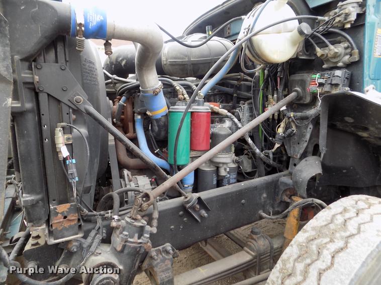 image for item DA0685 2002 Mack CH613 semi truck