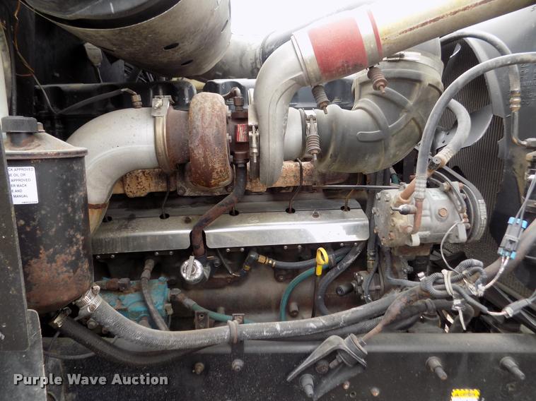 image for item DA0685 2002 Mack CH613 semi truck