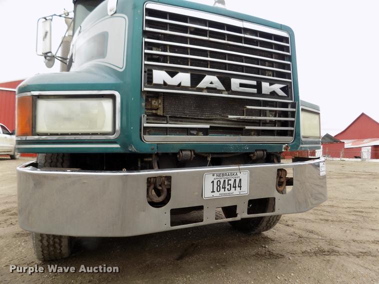 image for item DA0685 2002 Mack CH613 semi truck
