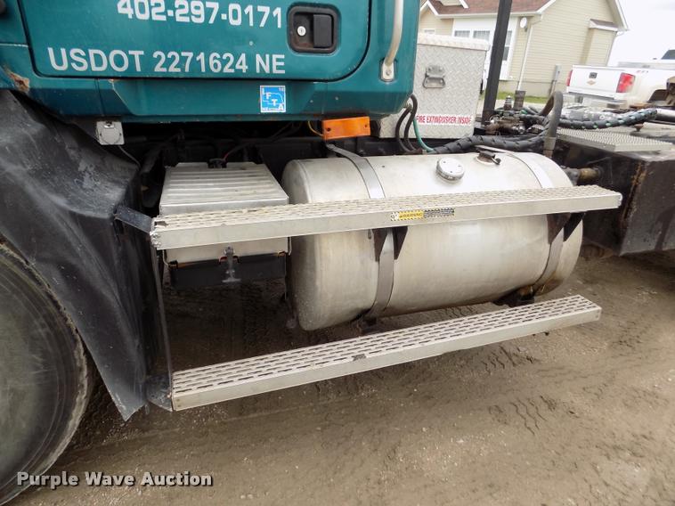 image for item DA0685 2002 Mack CH613 semi truck