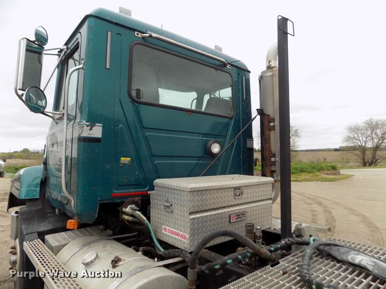 image for item DA0685 2002 Mack CH613 semi truck