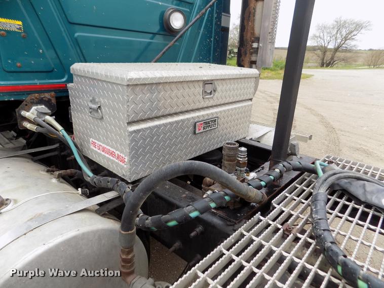 image for item DA0685 2002 Mack CH613 semi truck