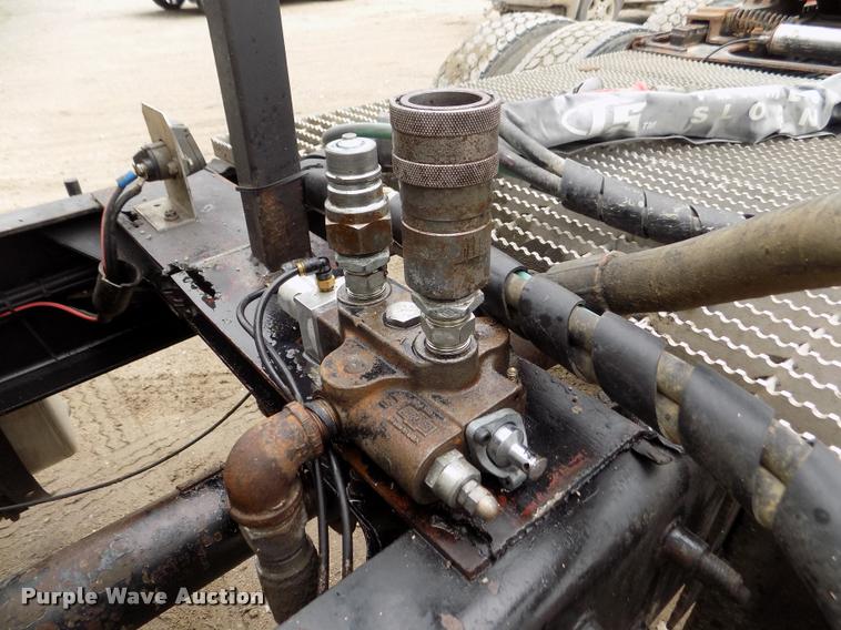 image for item DA0685 2002 Mack CH613 semi truck