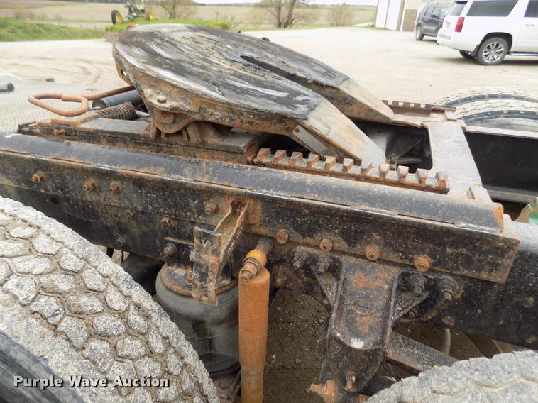 image for item DA0685 2002 Mack CH613 semi truck