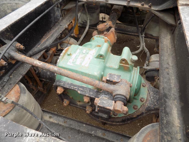 image for item DA0685 2002 Mack CH613 semi truck