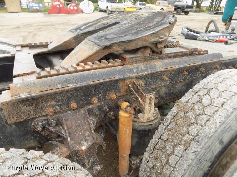 image for item DA0685 2002 Mack CH613 semi truck