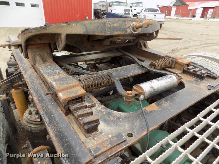 image for item DA0685 2002 Mack CH613 semi truck