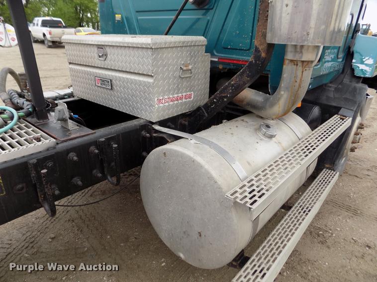 image for item DA0685 2002 Mack CH613 semi truck