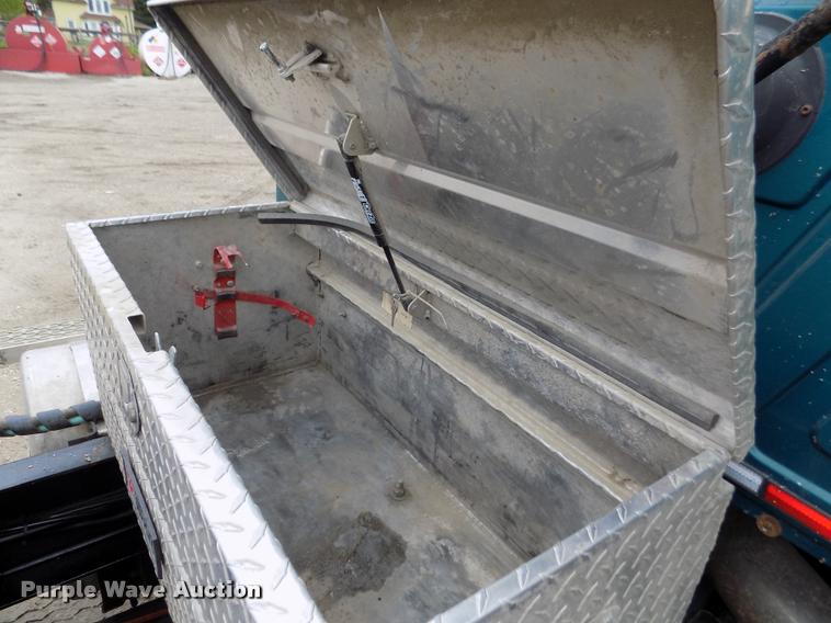 image for item DA0685 2002 Mack CH613 semi truck