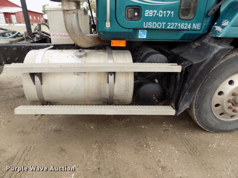 image for item DA0685 2002 Mack CH613 semi truck