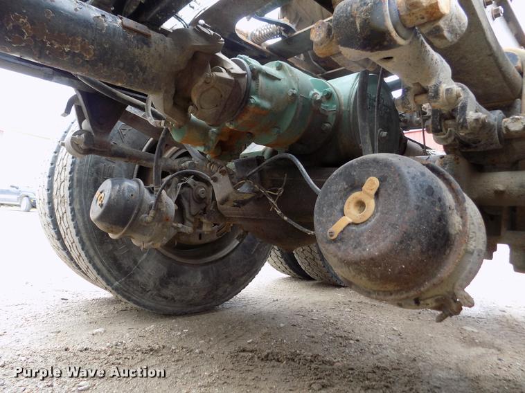 image for item DA0685 2002 Mack CH613 semi truck