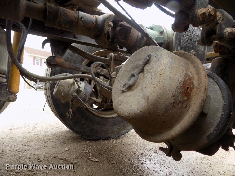 image for item DA0685 2002 Mack CH613 semi truck