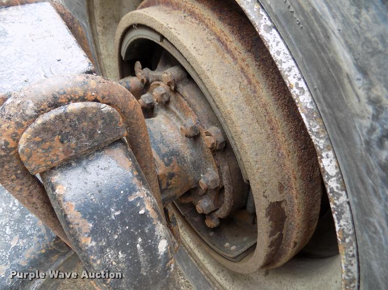 image for item DA0685 2002 Mack CH613 semi truck