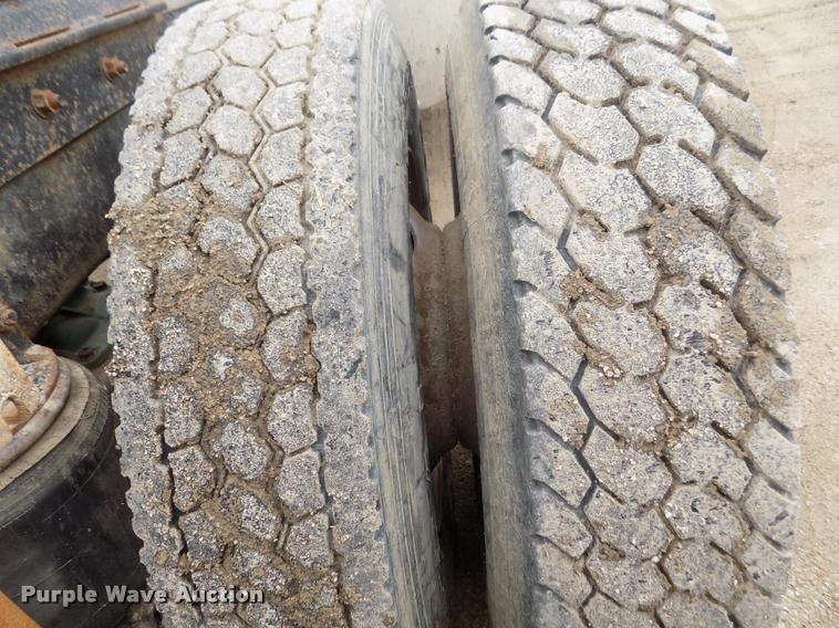 image for item DA0685 2002 Mack CH613 semi truck