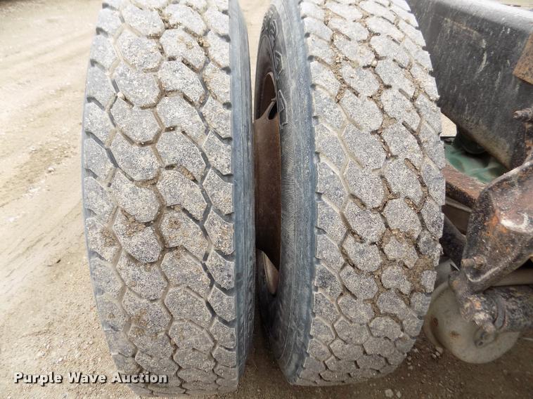 image for item DA0685 2002 Mack CH613 semi truck