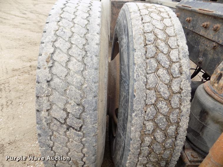 image for item DA0685 2002 Mack CH613 semi truck