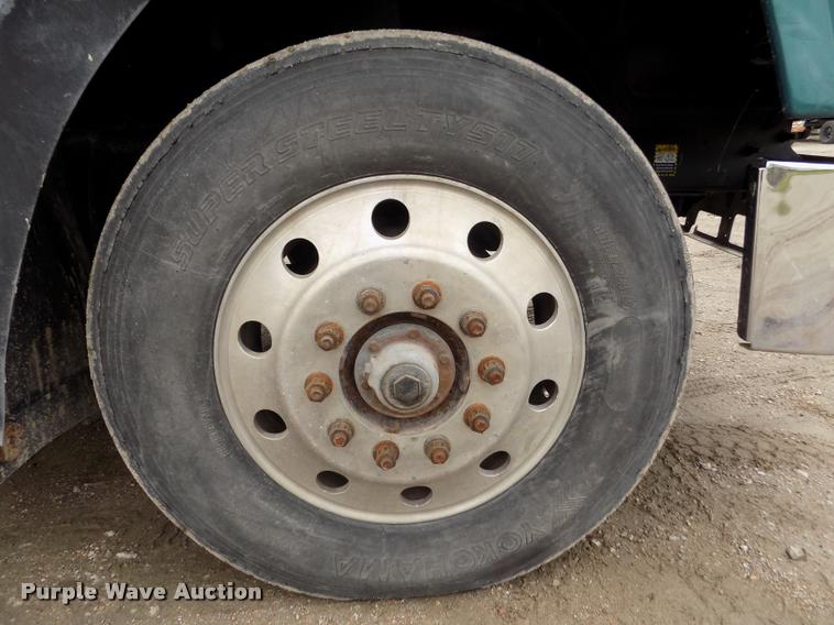 image for item DA0685 2002 Mack CH613 semi truck