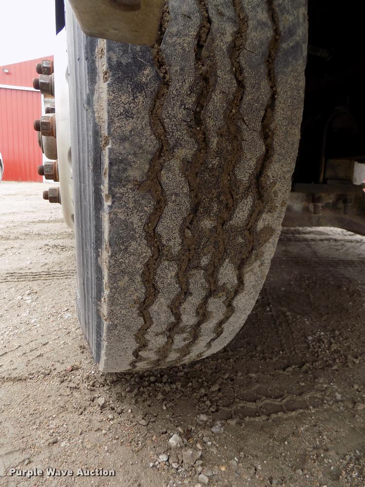 image for item DA0685 2002 Mack CH613 semi truck