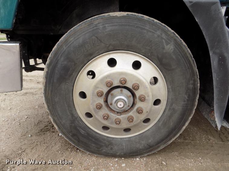 image for item DA0685 2002 Mack CH613 semi truck