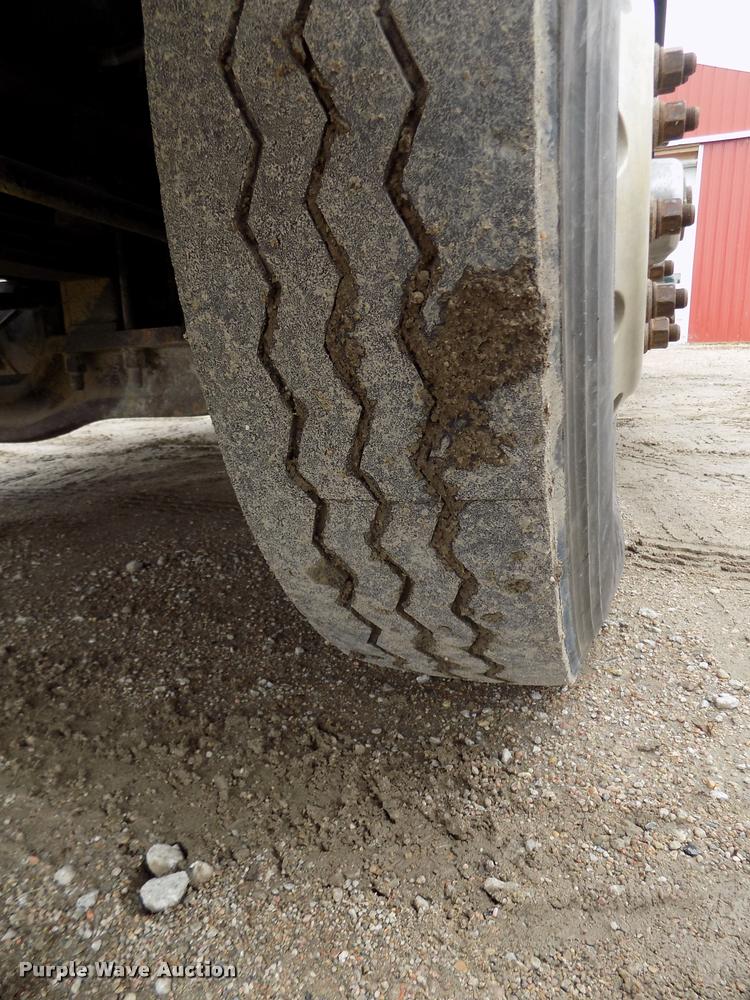 image for item DA0685 2002 Mack CH613 semi truck