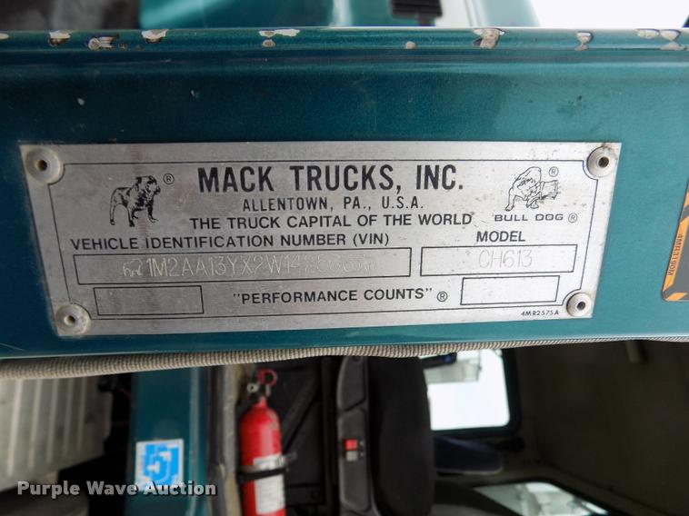 image for item DA0685 2002 Mack CH613 semi truck