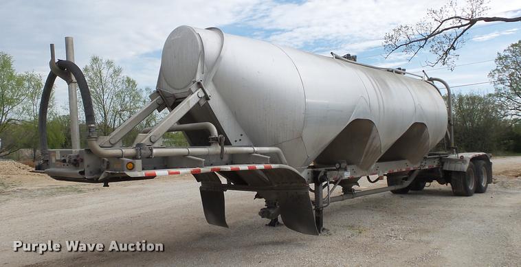 image for item DA2660 2006 Heil dry bulk tank trailer
