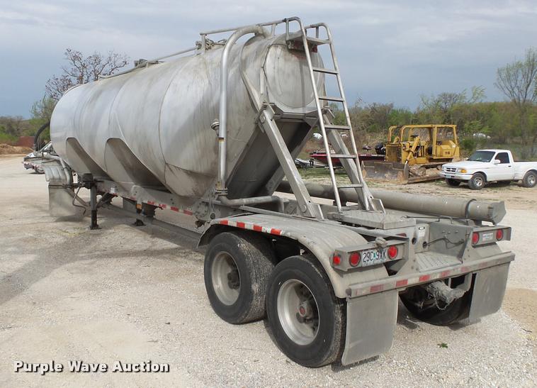 image for item DA2660 2006 Heil dry bulk tank trailer