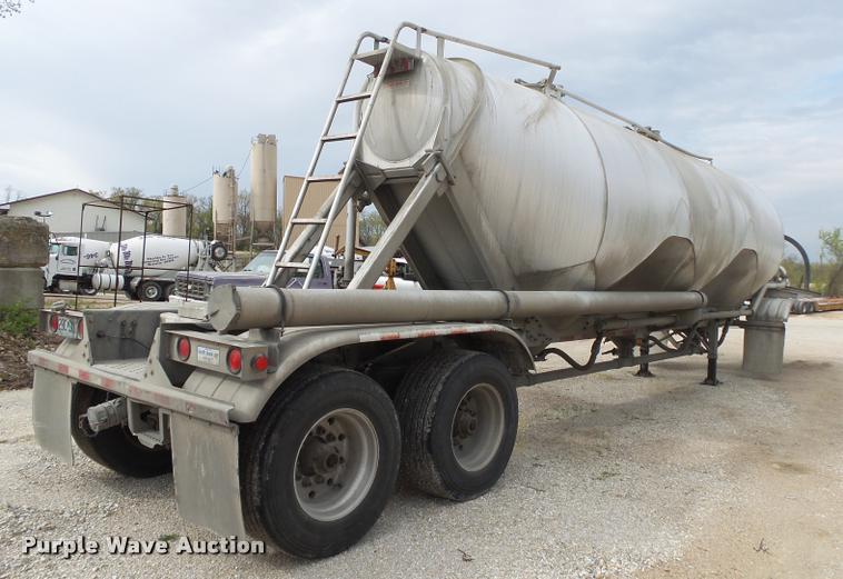image for item DA2660 2006 Heil dry bulk tank trailer