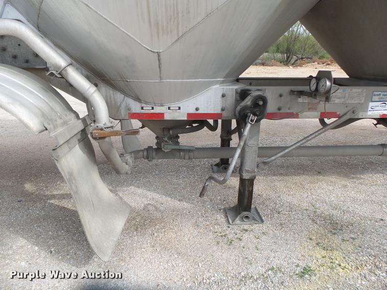 image for item DA2660 2006 Heil dry bulk tank trailer