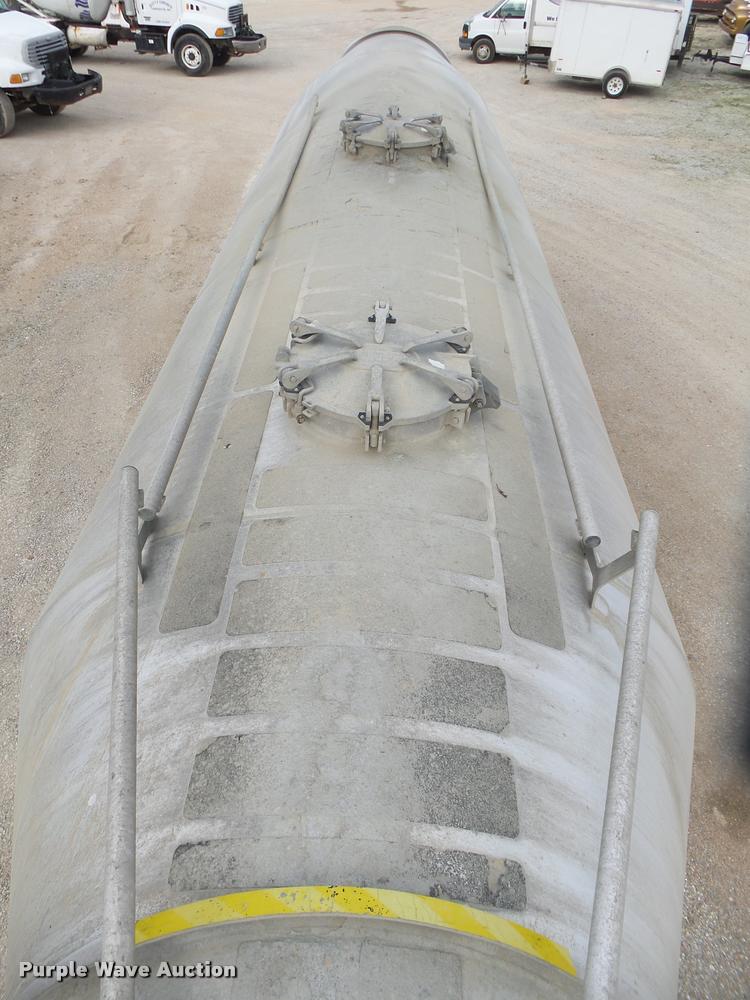 image for item DA2660 2006 Heil dry bulk tank trailer