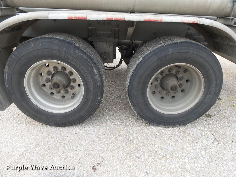 image for item DA2660 2006 Heil dry bulk tank trailer