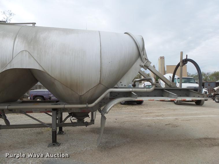 image for item DA2660 2006 Heil dry bulk tank trailer
