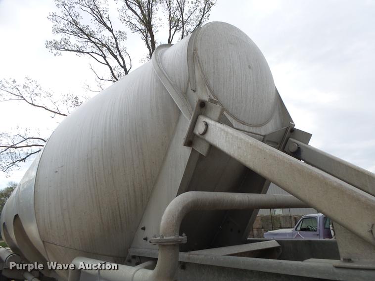 image for item DA2660 2006 Heil dry bulk tank trailer