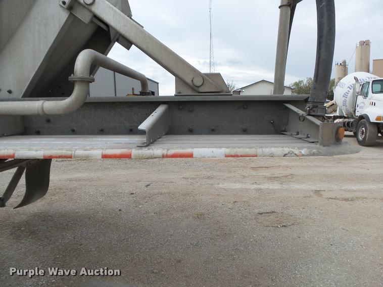 image for item DA2660 2006 Heil dry bulk tank trailer