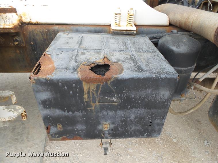 image for item DA2664 1997 Ford LT8000 ready mix truck