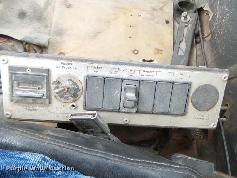 image for item DA2664 1997 Ford LT8000 ready mix truck