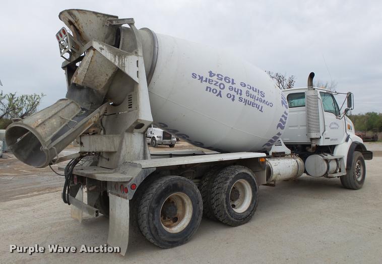 image for item DA2665 2006 Sterling LT8500 ready mix truck