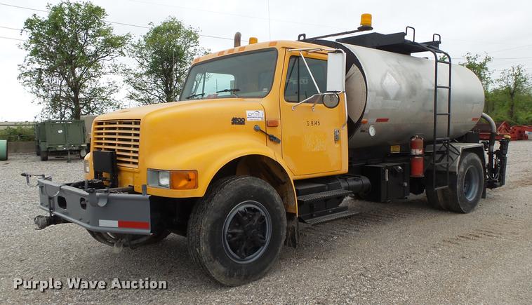 image for item DA2678 1996 International 4900 oil distributor truck