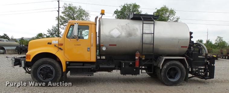 image for item DA2678 1996 International 4900 oil distributor truck