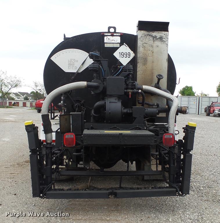 image for item DA2678 1996 International 4900 oil distributor truck