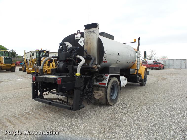 image for item DA2678 1996 International 4900 oil distributor truck