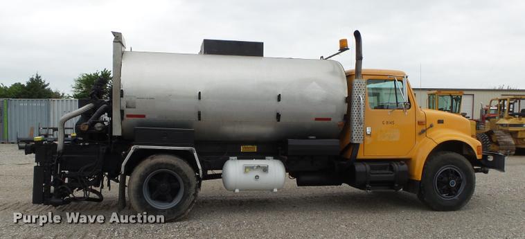 image for item DA2678 1996 International 4900 oil distributor truck