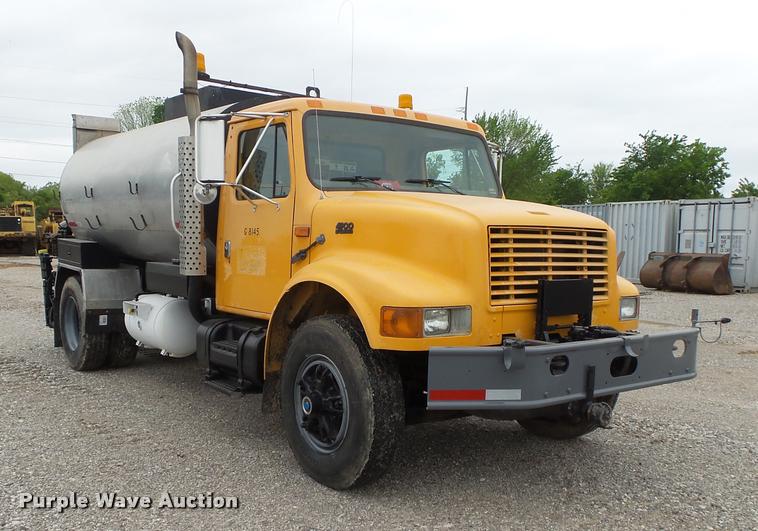 image for item DA2678 1996 International 4900 oil distributor truck