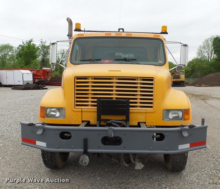 image for item DA2678 1996 International 4900 oil distributor truck