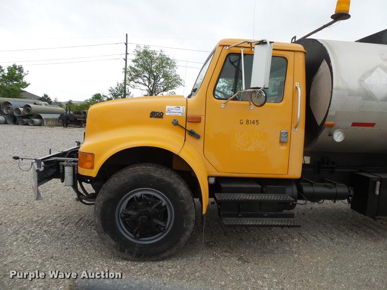 image for item DA2678 1996 International 4900 oil distributor truck