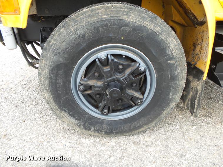 image for item DA2678 1996 International 4900 oil distributor truck