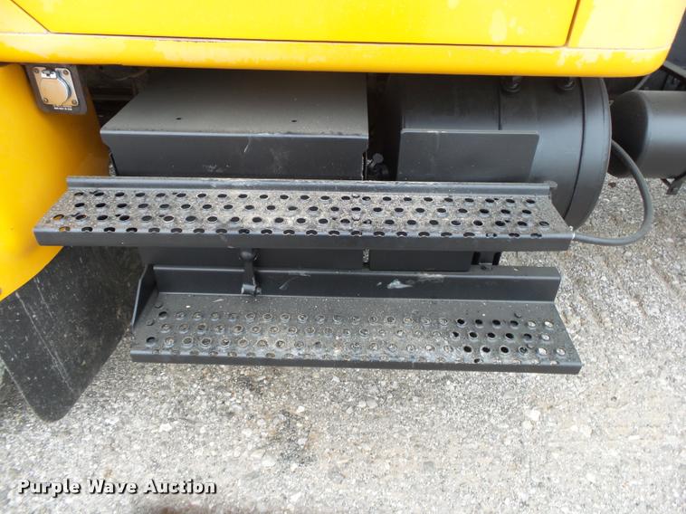 image for item DA2678 1996 International 4900 oil distributor truck