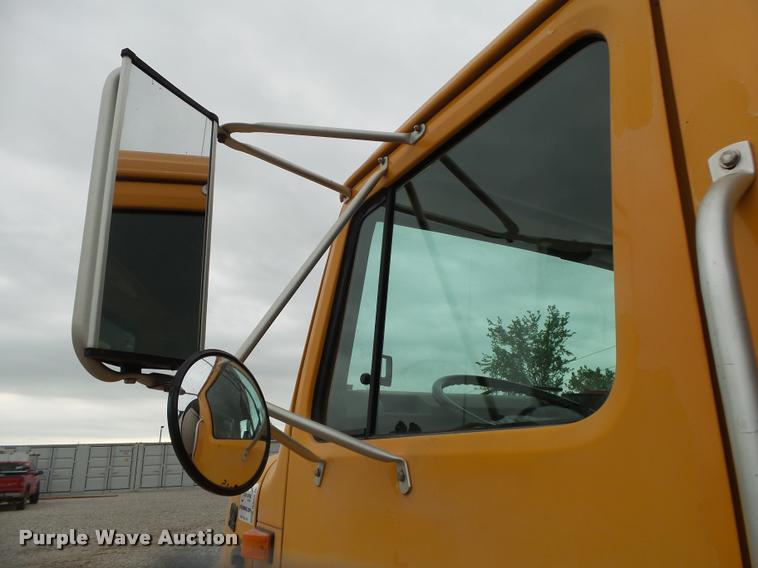 image for item DA2678 1996 International 4900 oil distributor truck