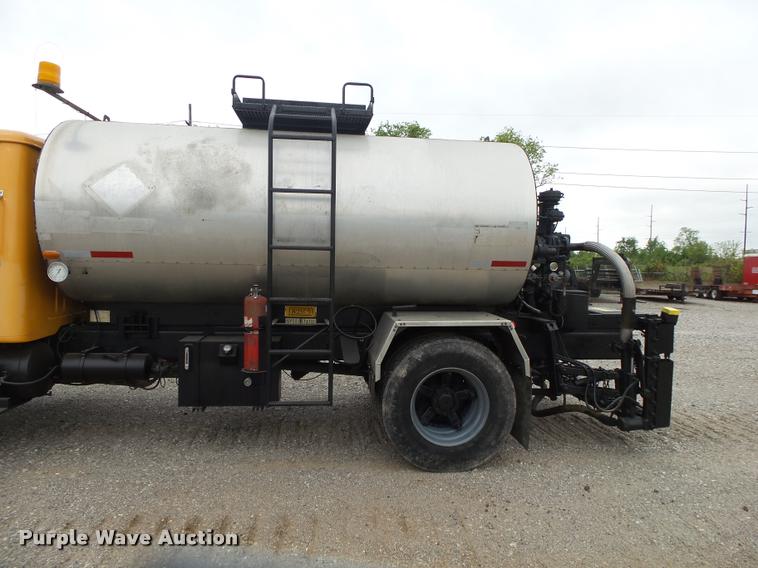 image for item DA2678 1996 International 4900 oil distributor truck